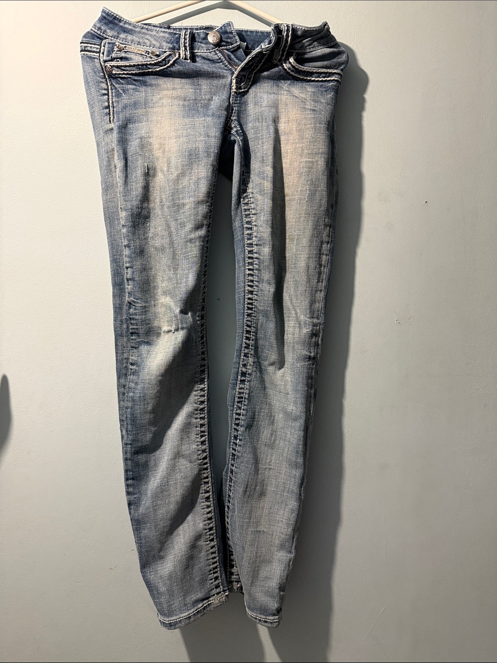 Light Wash Women's Skinny Jeans with Subtle Fading
